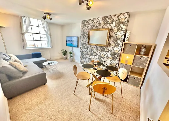 Elegant Town Centre Apartment - Close To Beach