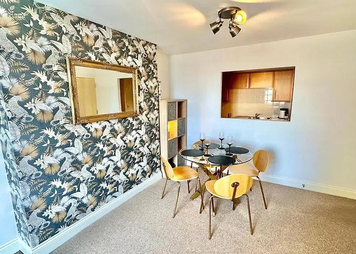 Elegant Town Centre Apartment - Close To Beach